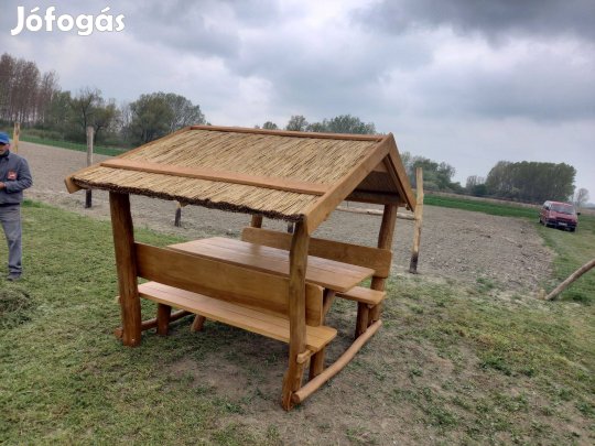 Nádtetős kerti kiülő