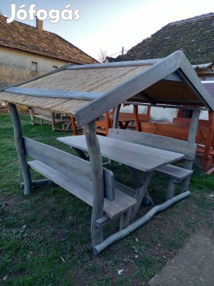 Nádtetős kerti kiülő