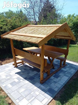 Nádtetős kerti kiülő