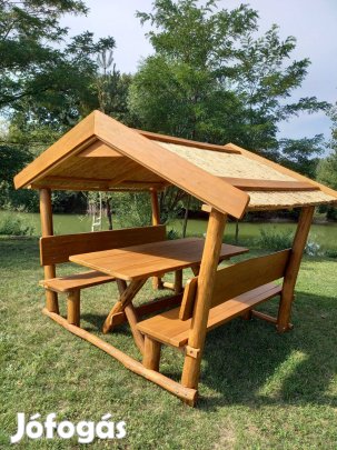 Nádtetős kerti kiülő