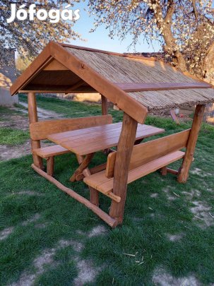 Nádtetős kerti kiülő