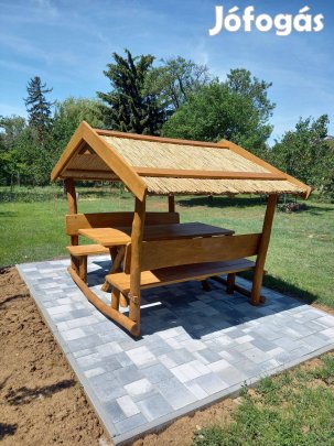 Nádtetős kerti kiülő