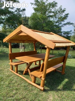 Nádtetős kerti kiülő