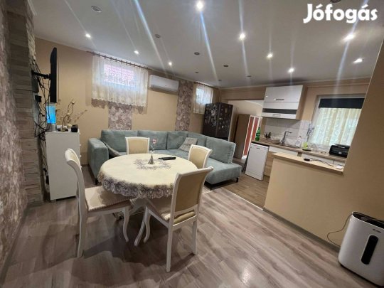 Nádudvaron 2002-ben épült teljeskörűen felújított ház eladó