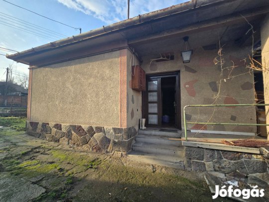 Nagy Telek, Két Épület, Kiváló Elhelyezkedés Befektetőknek És Család