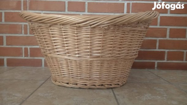 Nagy, ovális alakú fonott kosár
