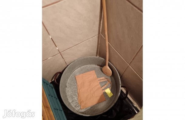 Nagy barna lábas fakanállal