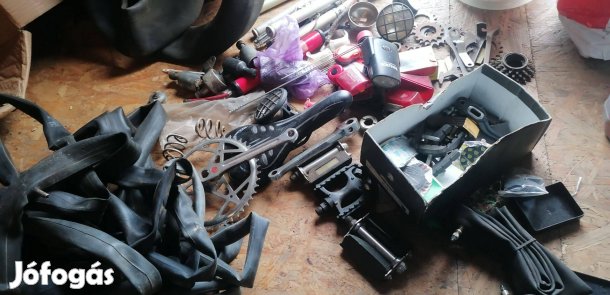 Nagy doboz bicikli alkatrész