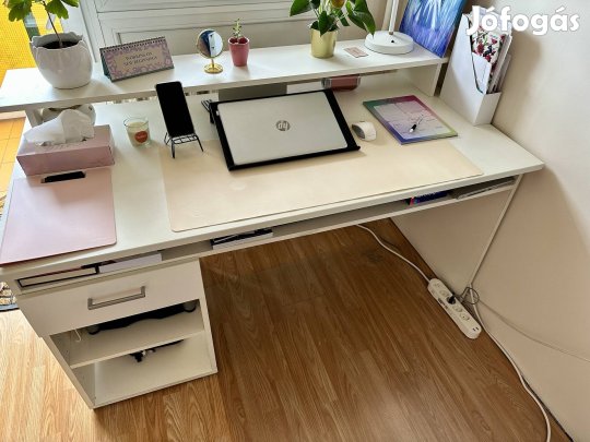 Nagy fehér pakolós íróasztal