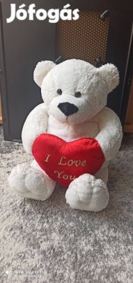 Nagy fehér plüss mackó szívvel a kezében