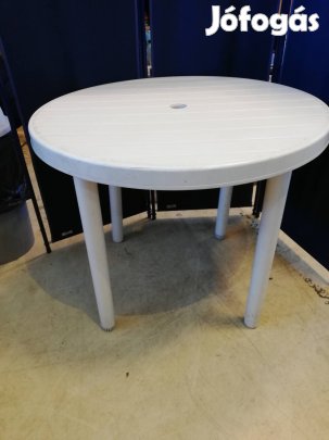 Nagy fehéret erős műanyag asztal kivehető lábakkal 5db