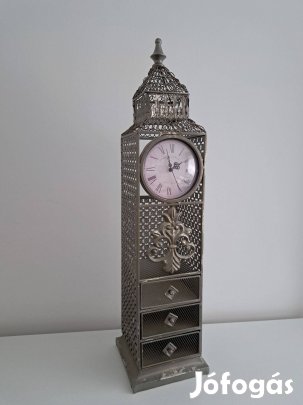 Nagy fém álló torony óra, nem régi, modern, működik