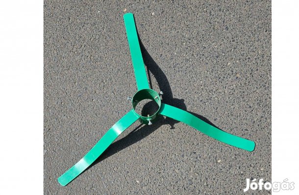 Nagy fém karácsonyfa tartó nagyobb fához