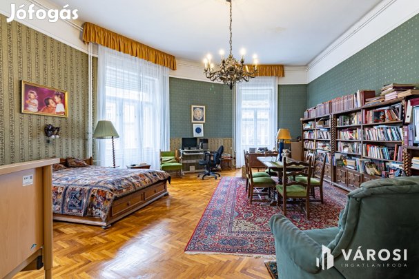Nagy lakás a Vígszínházzal szemben a nagykörúton