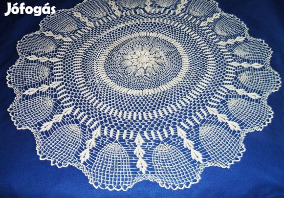 Nagy méretű (107cm átmérőjű),kézzel horgolt kerek terítő