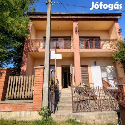 Nagy méretű, felújítandó ház 1097 m telken Valkón  rengeteg