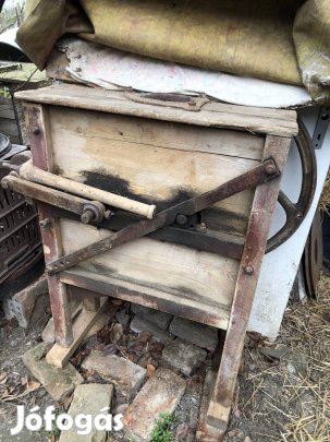 Nagy méretű, kézzel hajtott kukorica morzsoló. 