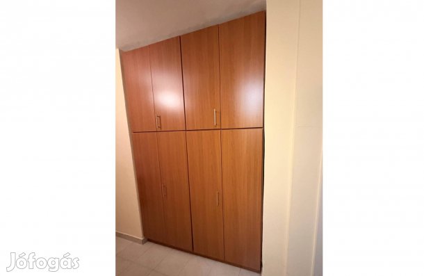 Nagy méretű egyedi gardrób szekrény