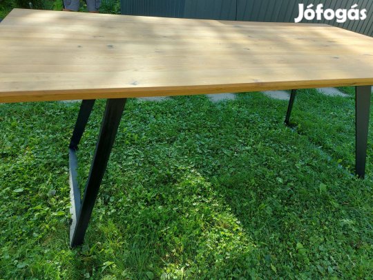 Nagy méretű fa asztal eladó