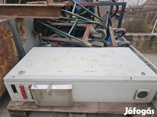 Nagy méretü fém elektromos eloszto szekrény kalocsa