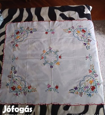 Nagy méretű gyönyörű színes magyaros kézzel hímzett terítő
