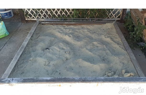 Nagy méretű homokozó homokkal (2x2 m-es)