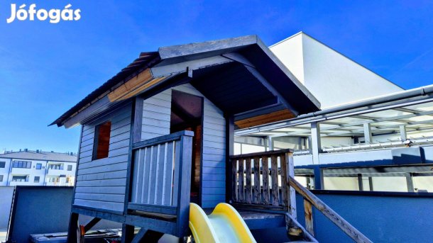 Nagy méretű kerti gyermek játszóház/faház csúszdával, mászófallal (fel