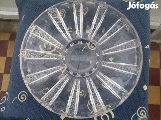 Nagy méretű kristály tál, szélén apró hibával eladó