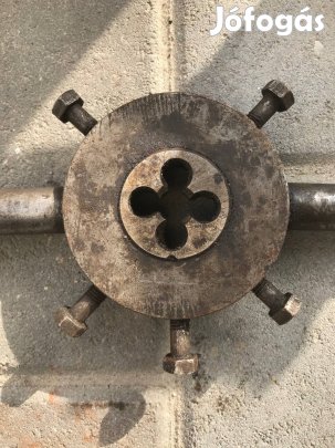 Nagy méretű kulcs, csapágy kiszedő, csavar húzó, teherautó szereléshe