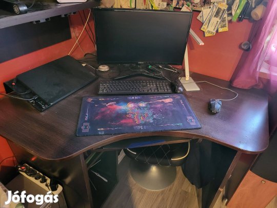 Nagy méretű sarok íróasztal (Szombathelyen)