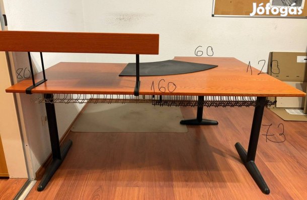 Nagy méretű sarok íróasztal felső polccal, zárható szekrénnyel