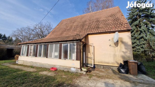 Nagy méretű telken, 2 szintes, 3 hálószobás, átlagos állapotú CSALÁDI