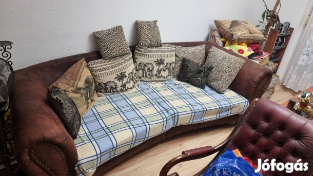 Nagy méretű textillbőr kanapé díszpárnákkal!