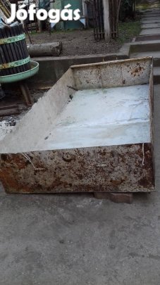 Nagy méretű vas malterosláda eladó (2 m × 1 m)