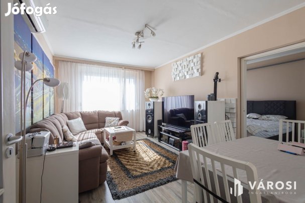 Nagy panel nagyon jó helyen!