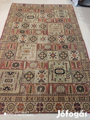 Nagy szőnyeg mértani mintas