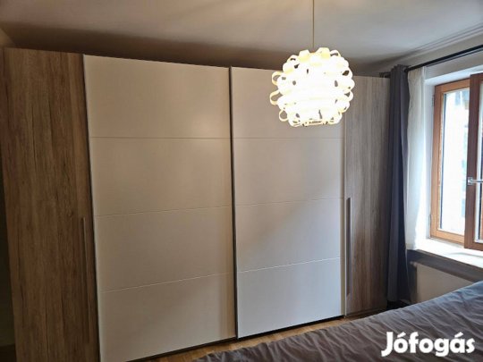 Nagy tolóajtós gardróbszekrény