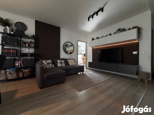 Nagy zöldteraszos sarki lakás