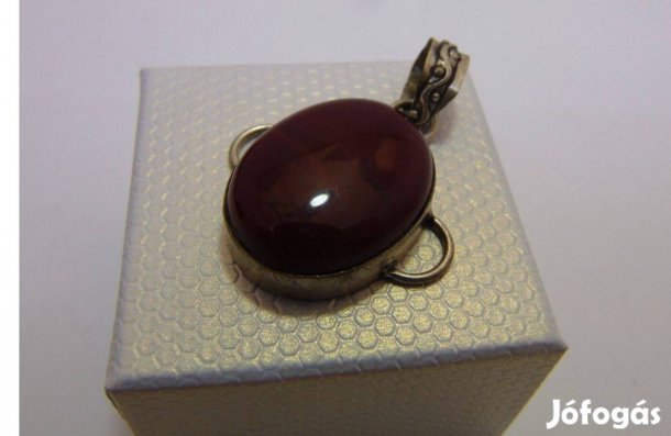 Nagyalakú ezüst medál karneollal