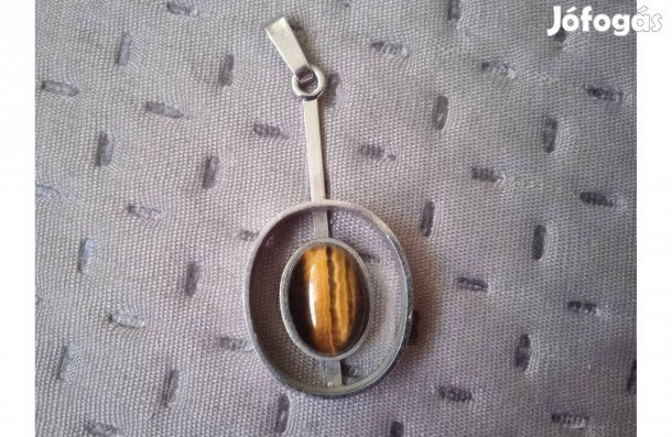 Nagyalakú ezüst medál tigrisszemmel