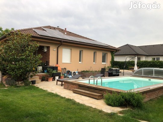 Nagybajcson családi ház garázzsal, napelemmel, medencével eladó
