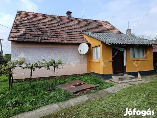 Nagybajomban családi ház eladó