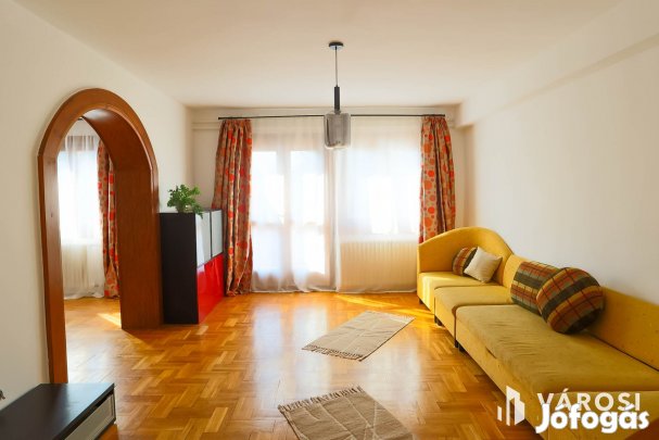 Nagyerdei tágas belső kétszintes lakás eladó