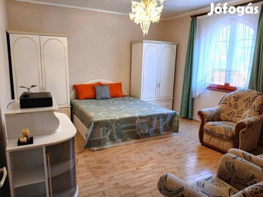 Nagyerdőn nappali+3 szobás, felújított ház kiadó