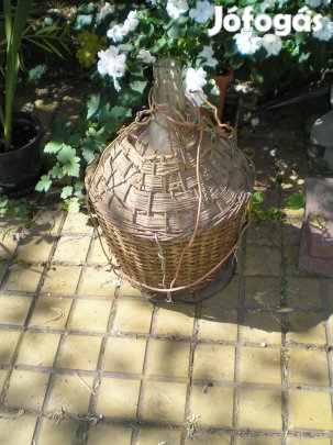 Nagyjából 10 literes régi üveg vessző fonattal alján javított műbőrrel