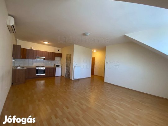 Nagykanizsán eladó egy belváros közeli,tágas, világos tetőtéri lakás