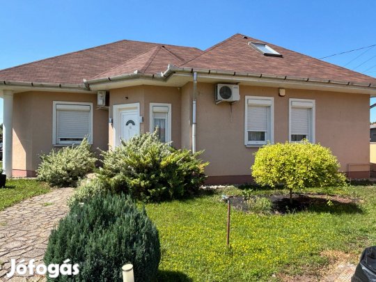 Nagykátán kettő különálló lakrésszel rendelkező családi ház eladó