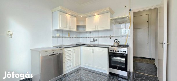 Nagykőrös belvárosában a Ceglédi út közelében 3. emeleti lakás kiadó!