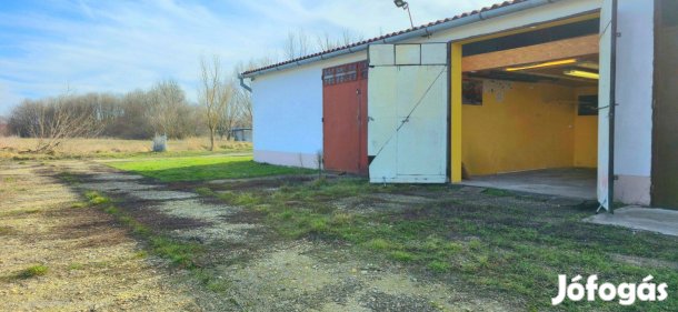 Nagykőrösön a Bárány utcához közel egy 17 nm-es garázs Eladó!