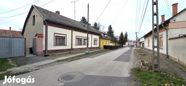 Nagykőrösön a központhoz közel 122 nm-es felújítandó családi ház Eladó